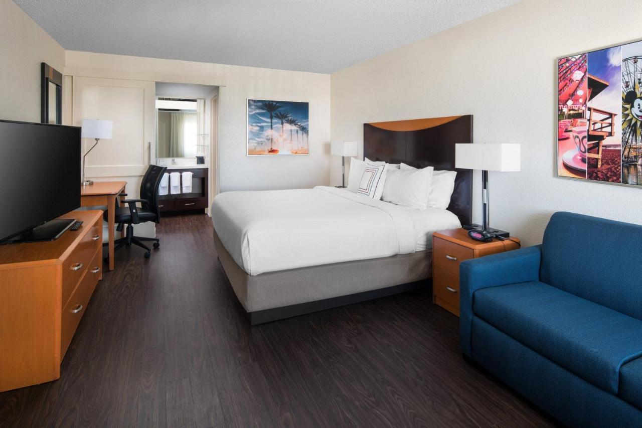 Quarto com Cama King-size e Sofá-cama